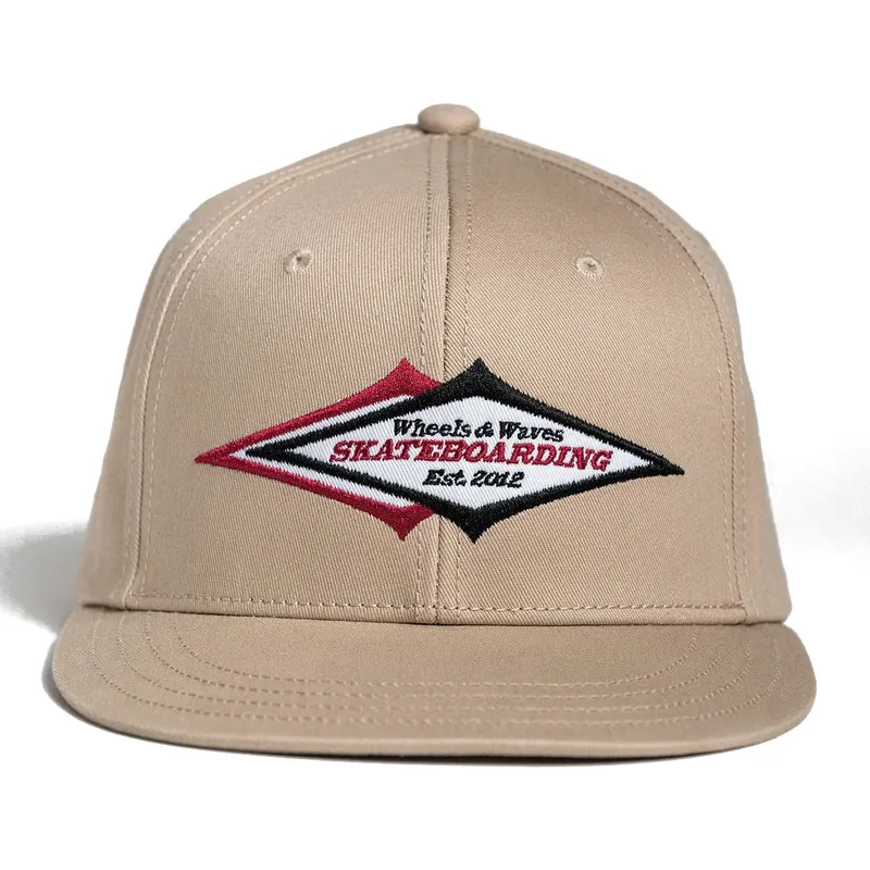 Gorra plana beige snapback Skateboarding WW24 de Wheels And Waves