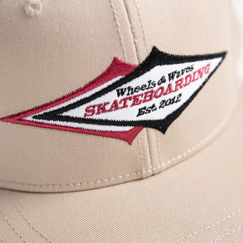 Gorra plana beige snapback Skateboarding WW24 de Wheels And Waves