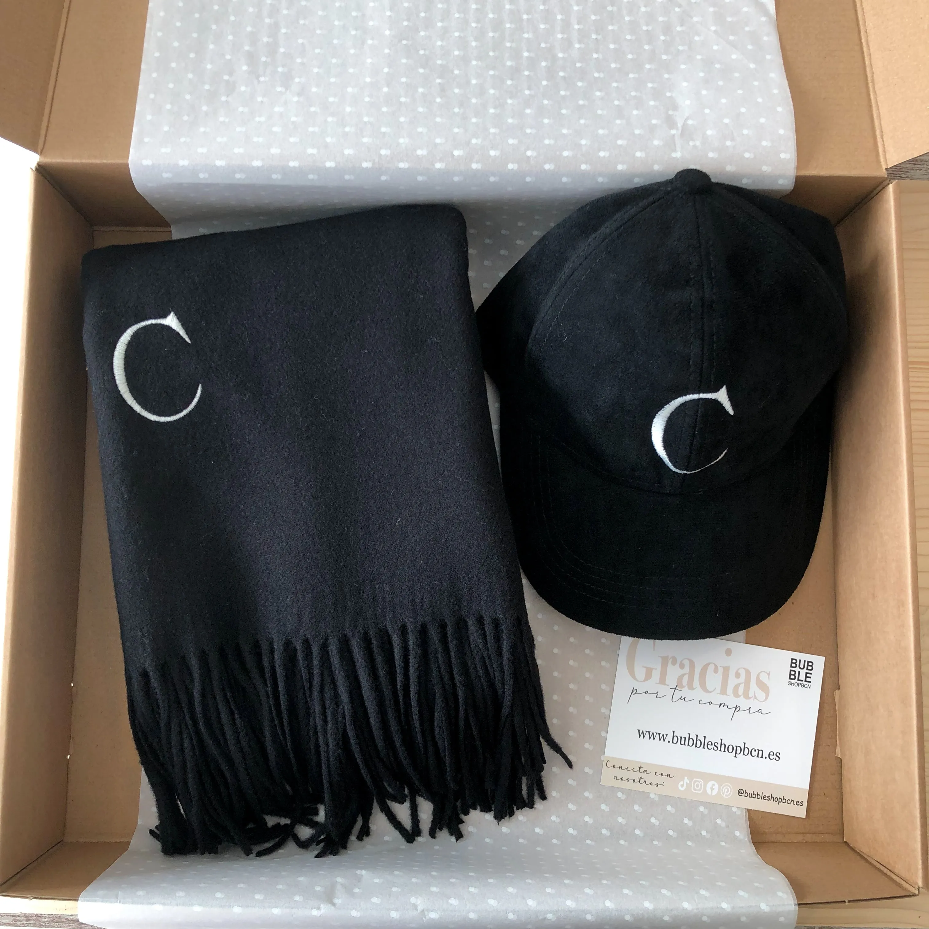 PACK REGALO BUFANDA Y GORRA NEGRA PERSONALIZADAS