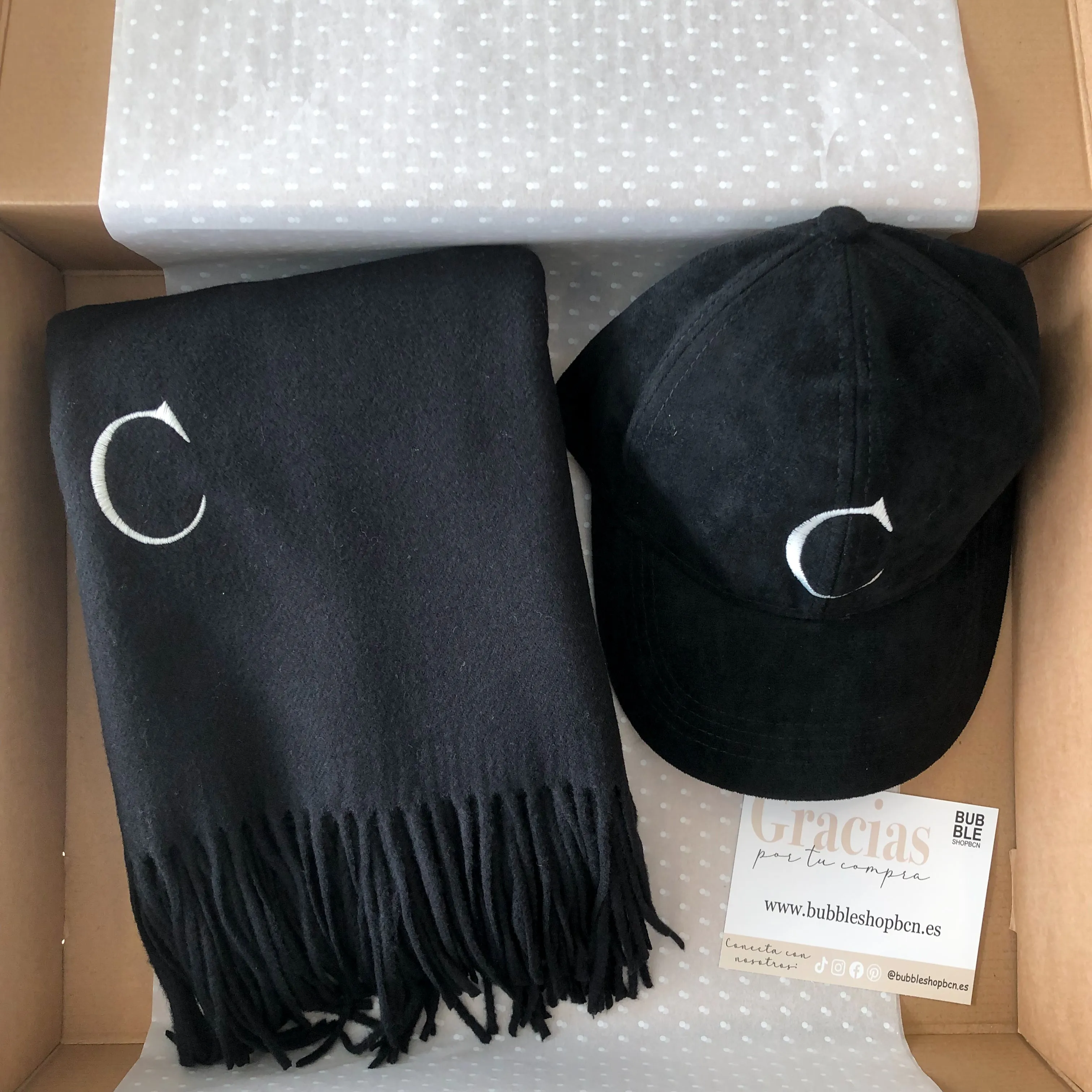 PACK REGALO BUFANDA Y GORRA NEGRA PERSONALIZADAS