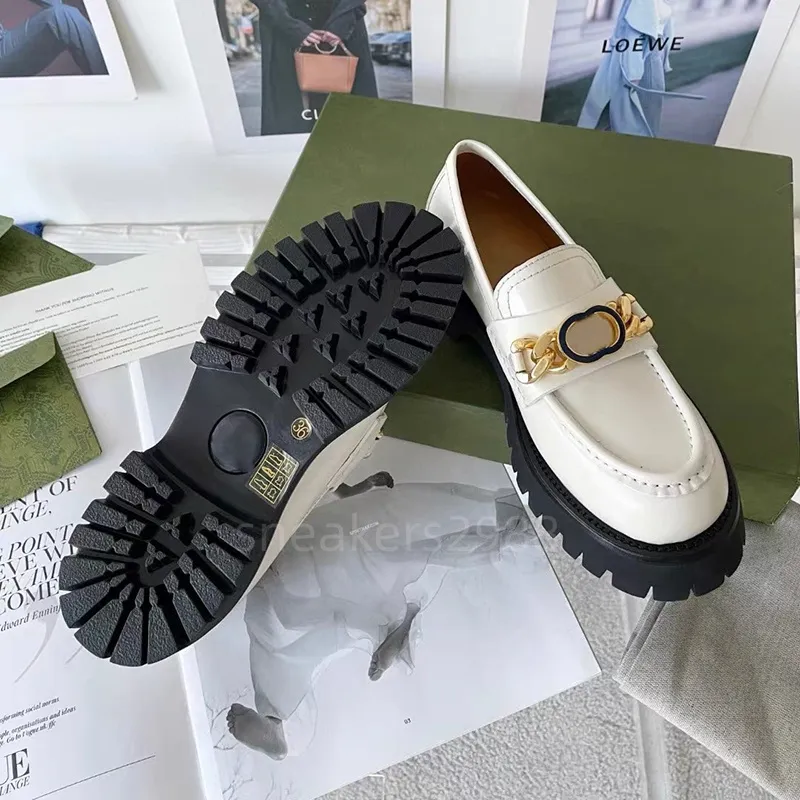 Zapatos clásicos de diseño de lujo con tacón plano y letras inferiores de goma, mocasines de cuero con botones de metal para muj